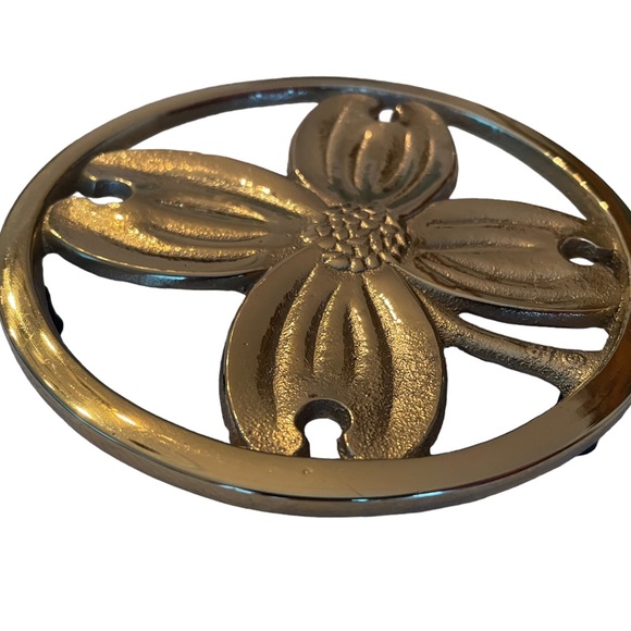 Virginia Metalcrafters Solid Brass Gold Signed Dogwood Flower Trivet, MCM 1950 - Picture 1 of 6